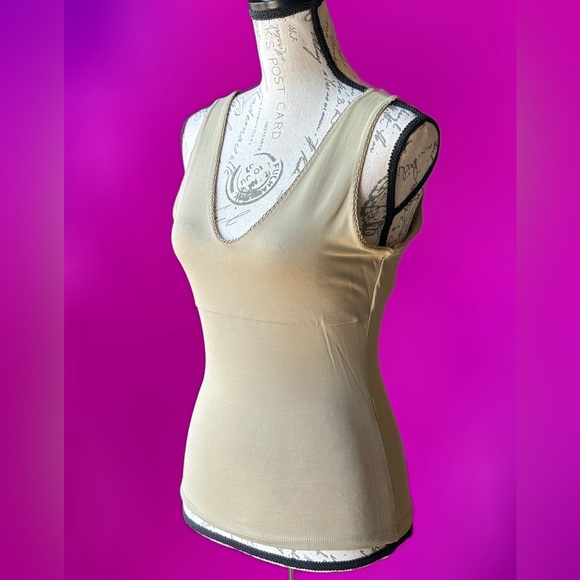 Zara Woman V-Neck Sleeveless Top, Nylon 83%/Spandex 17% (M) Like New, never worn - Picture 3 of 6